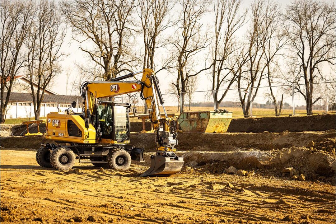 Mobilbagger mit Tiltrotator und Planierlöffel bei Erdarbeiten